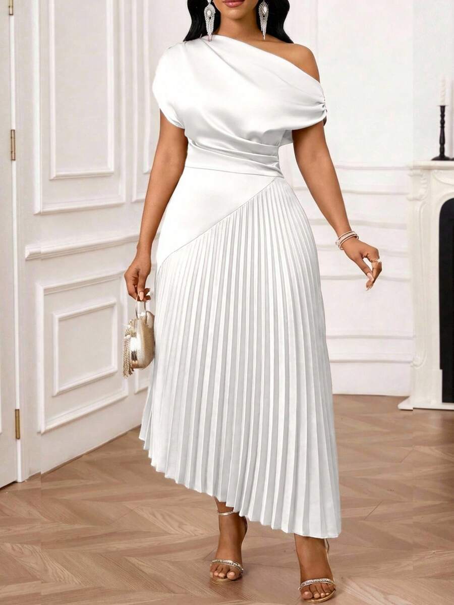 SHEIN Lady فستان للمقاسات الكبيرة بلون أبيض بحافة غير متماثلة وكسرات