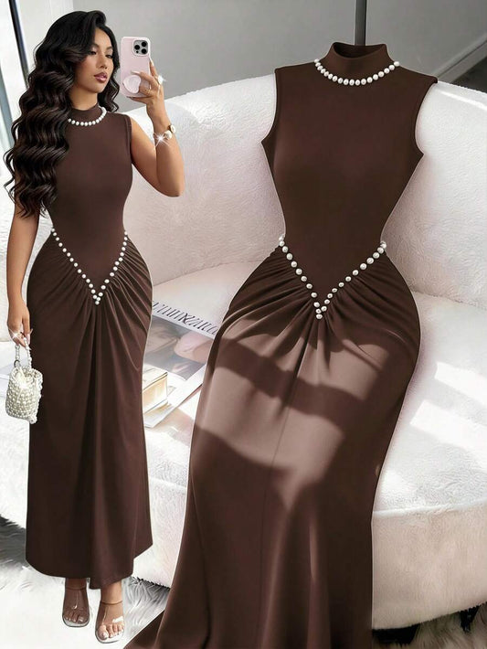 SHEIN Rafferiza فستان بني برقبة عالية بتصميم مطوي مرن مزين باللؤلؤ