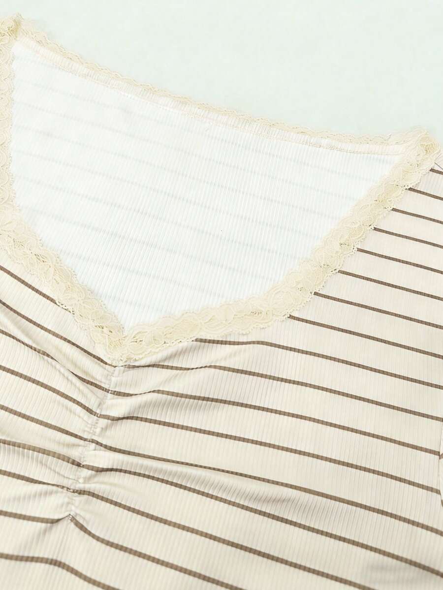 SHEIN Rina Fox تي شيرت مخطط مزين بدانتيل بأكمام قصيرة