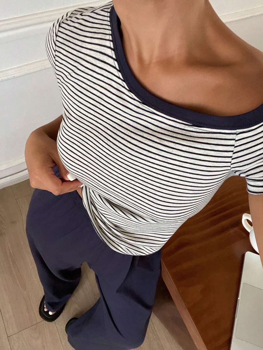 SHEIN طقم بيجامة من توب مخطط بياقة غير متماثلة مع بنطال فضفاض سادة