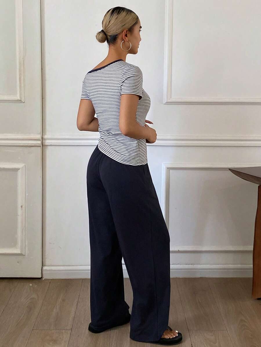 SHEIN طقم بيجامة من توب مخطط بياقة غير متماثلة مع بنطال فضفاض سادة