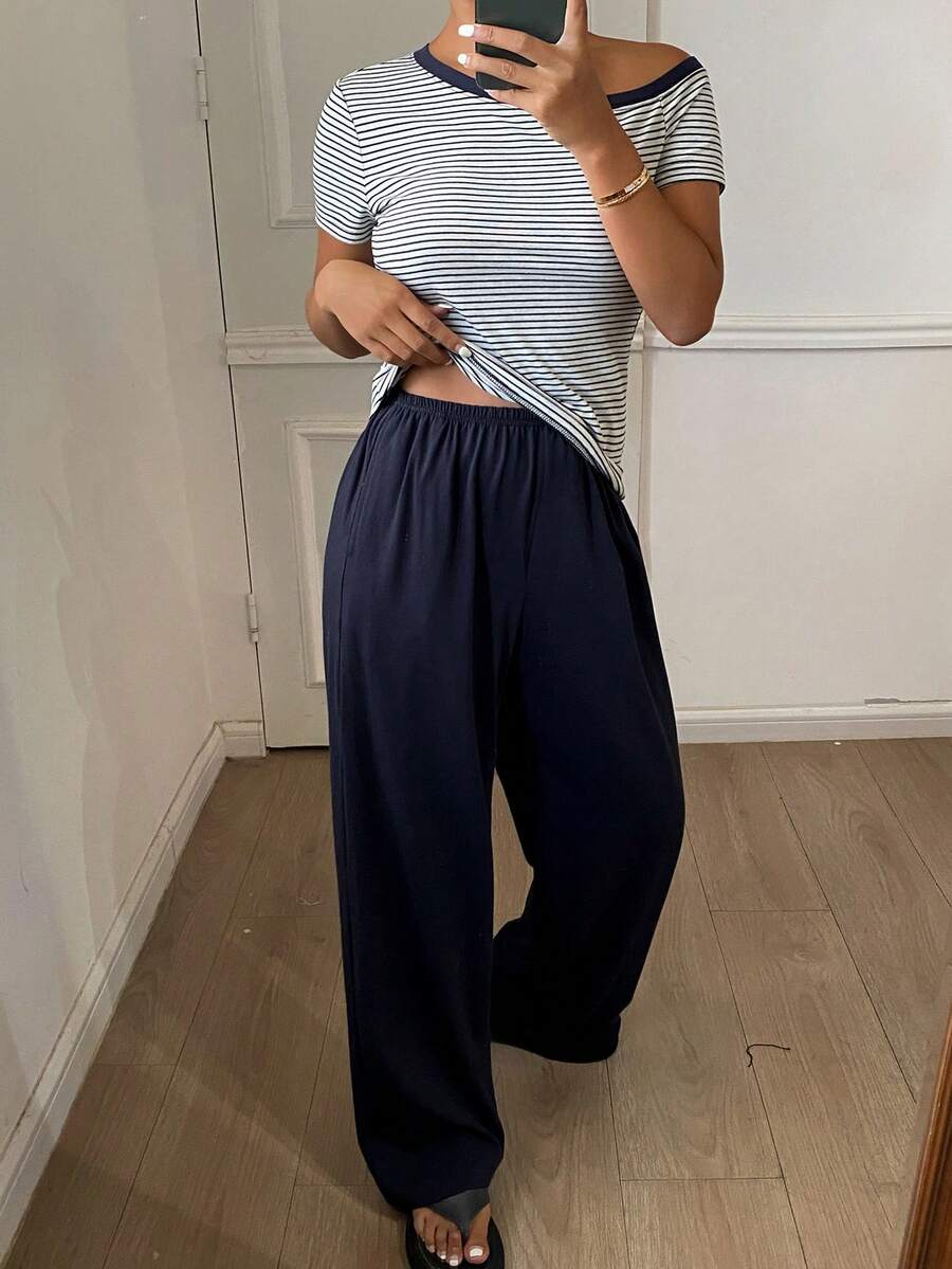 SHEIN طقم بيجامة من توب مخطط بياقة غير متماثلة مع بنطال فضفاض سادة