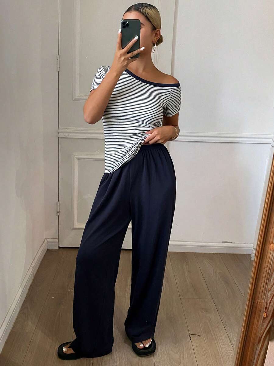 SHEIN طقم بيجامة من توب مخطط بياقة غير متماثلة مع بنطال فضفاض سادة