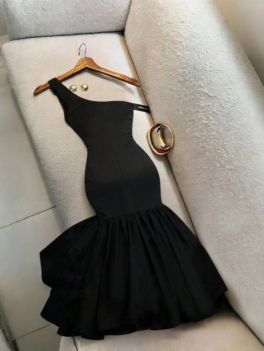 SHEIN فستان أسود ضيق بدون حمالات وبدون أكمام بخصر مشدود