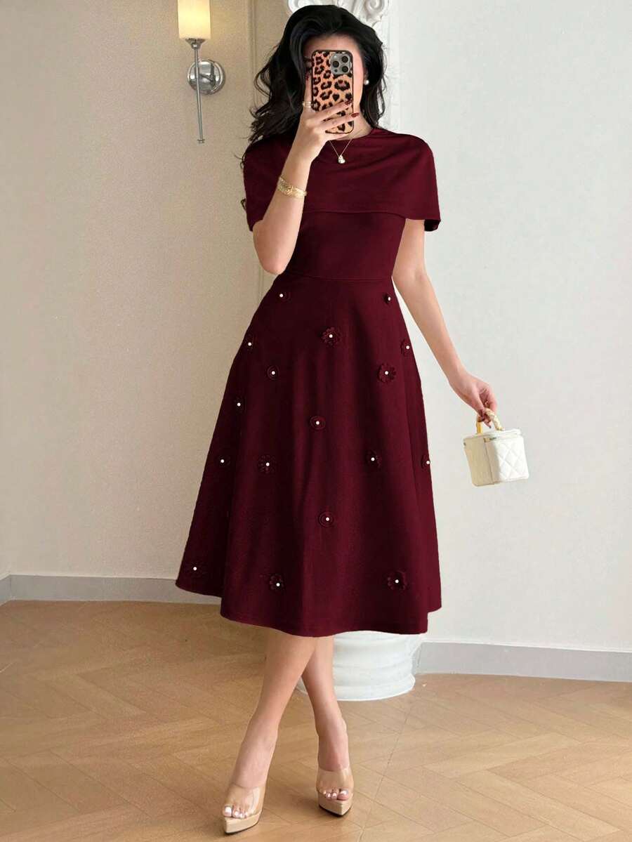 SHEIN Modelyn فستان عنابي قصير سادة مزين بزهور ثلاثية الأبعاد