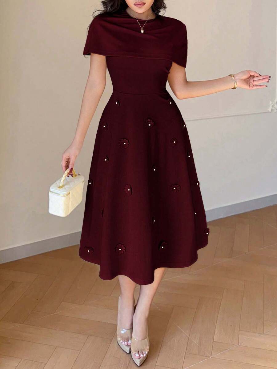 SHEIN Modelyn فستان عنابي قصير سادة مزين بزهور ثلاثية الأبعاد
