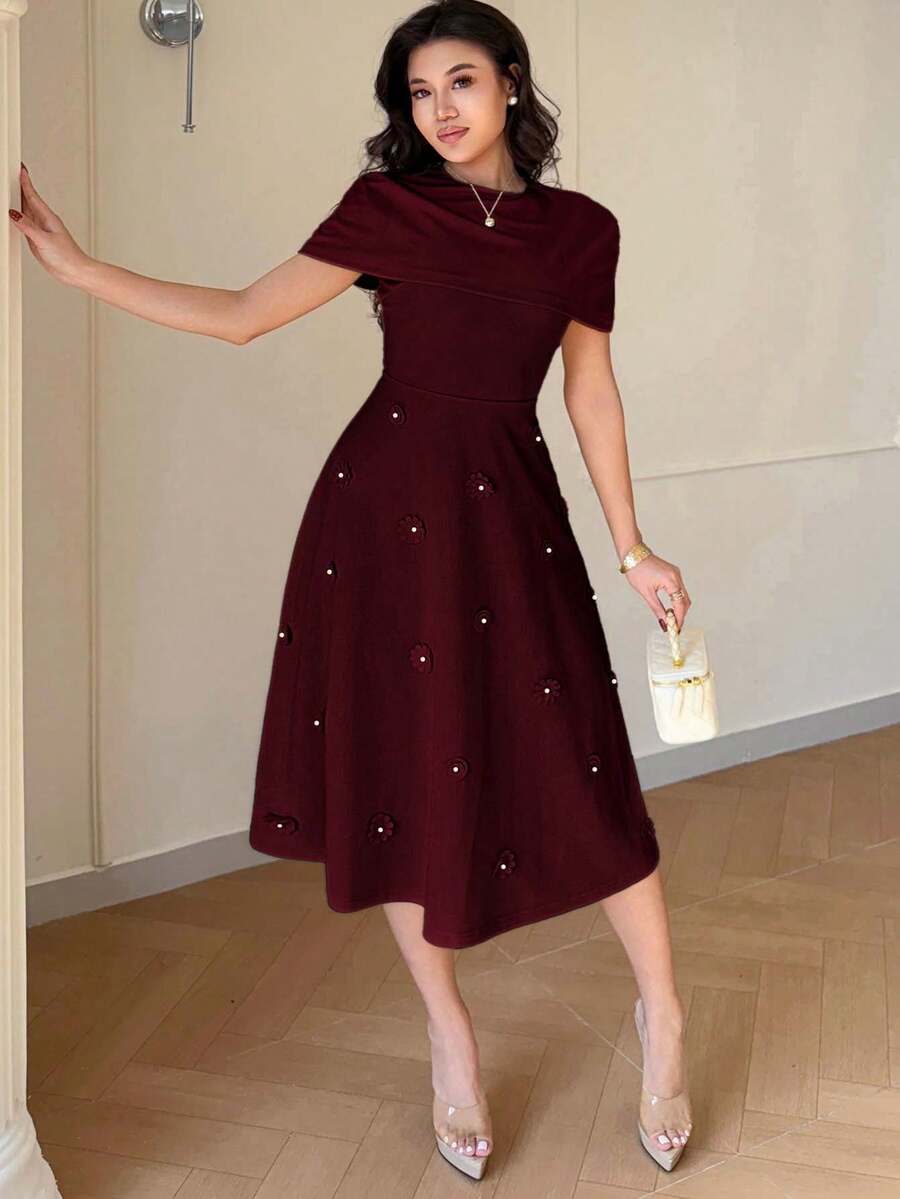 SHEIN Modelyn فستان عنابي قصير سادة مزين بزهور ثلاثية الأبعاد
