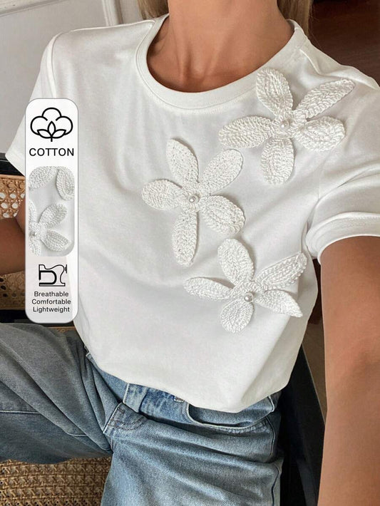 SHEIN DAZY تي شيرت أبيض بياقة دائرية مزين بزهور ثلاثية الأبعاد