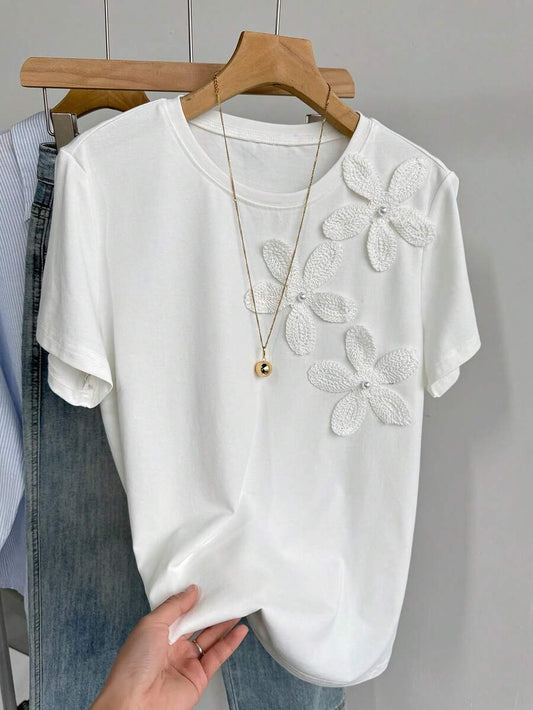 SHEIN DAZY تي شيرت أبيض بياقة دائرية مزين بزهور ثلاثية الأبعاد