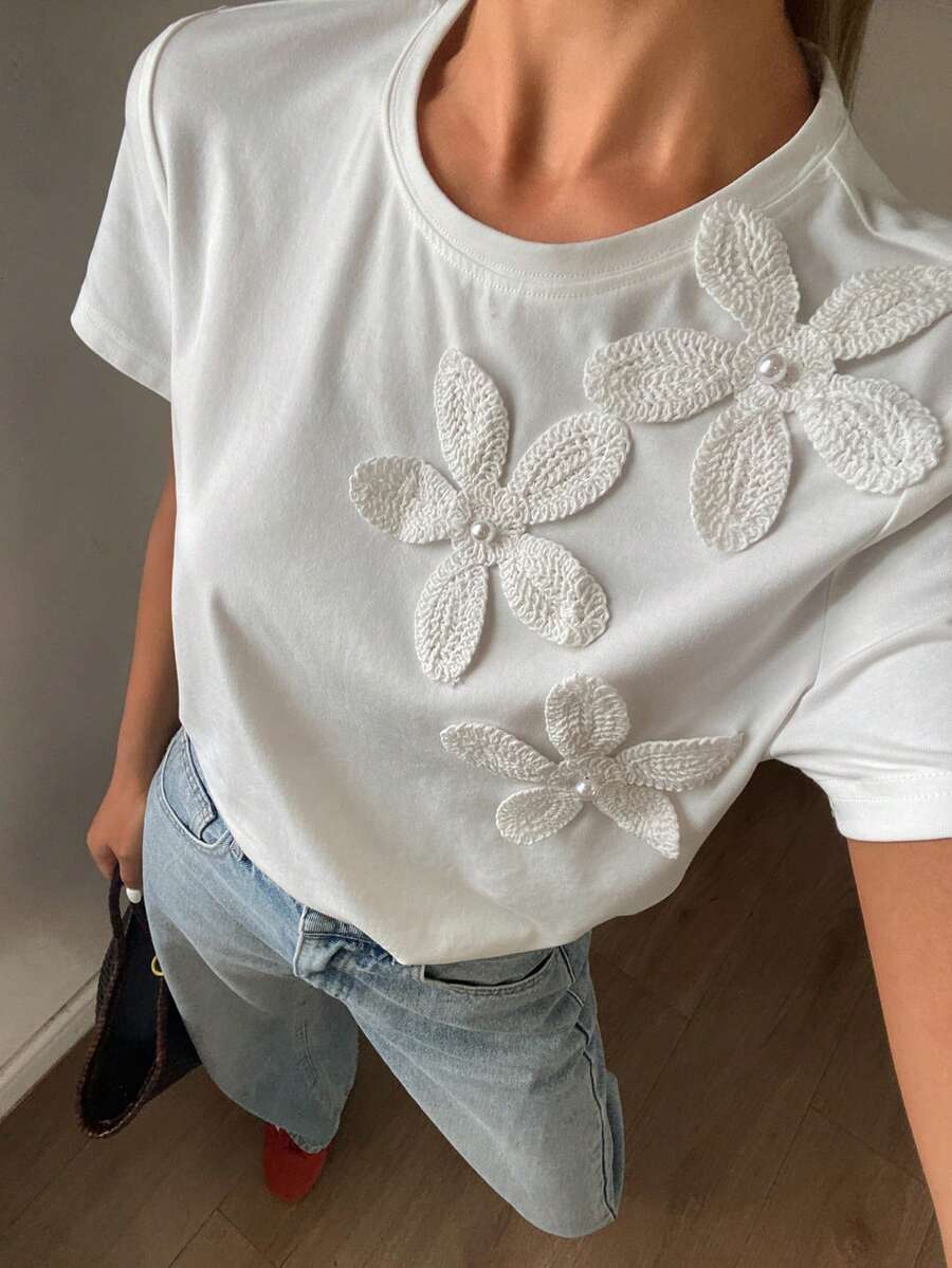 SHEIN DAZY تي شيرت أبيض بياقة دائرية مزين بزهور ثلاثية الأبعاد