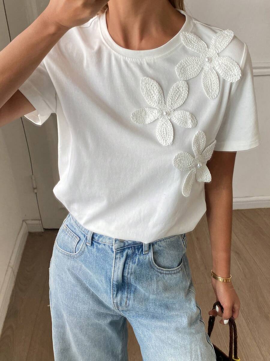 SHEIN DAZY تي شيرت أبيض بياقة دائرية مزين بزهور ثلاثية الأبعاد