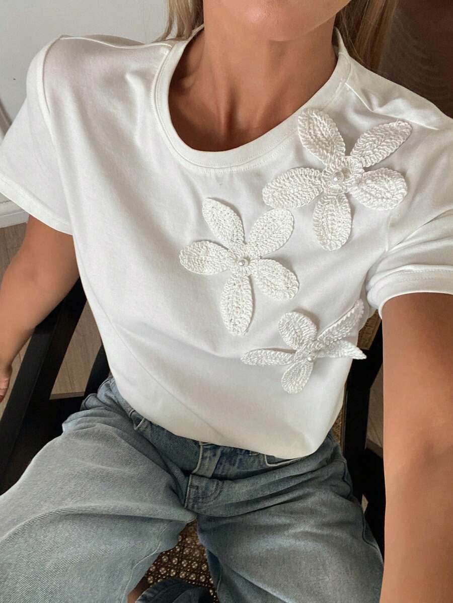 SHEIN DAZY تي شيرت أبيض بياقة دائرية مزين بزهور ثلاثية الأبعاد