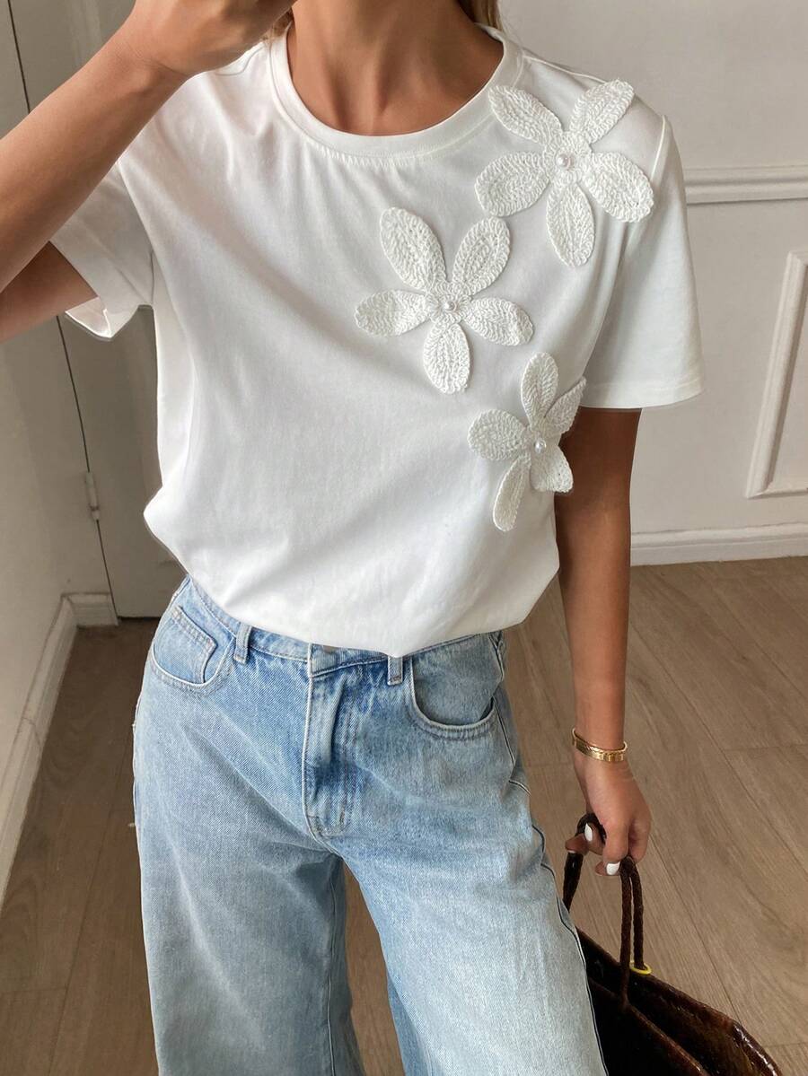 SHEIN DAZY تي شيرت أبيض بياقة دائرية مزين بزهور ثلاثية الأبعاد