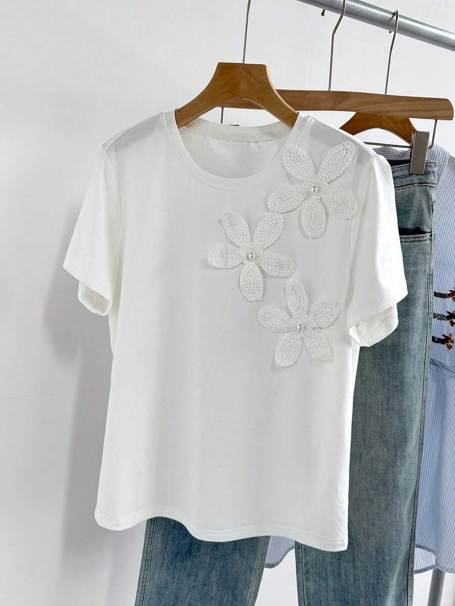 SHEIN DAZY تي شيرت أبيض بياقة دائرية مزين بزهور ثلاثية الأبعاد