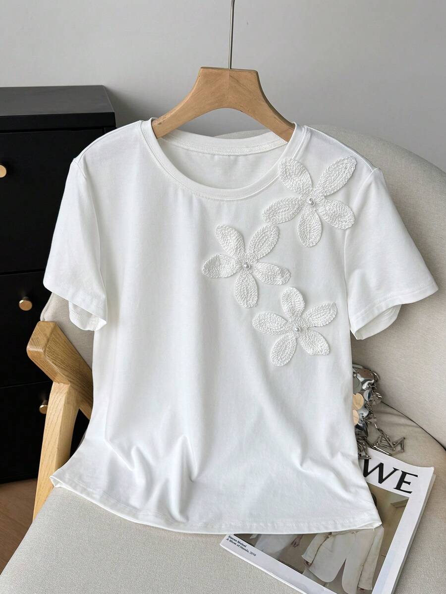 SHEIN DAZY تي شيرت أبيض بياقة دائرية مزين بزهور ثلاثية الأبعاد