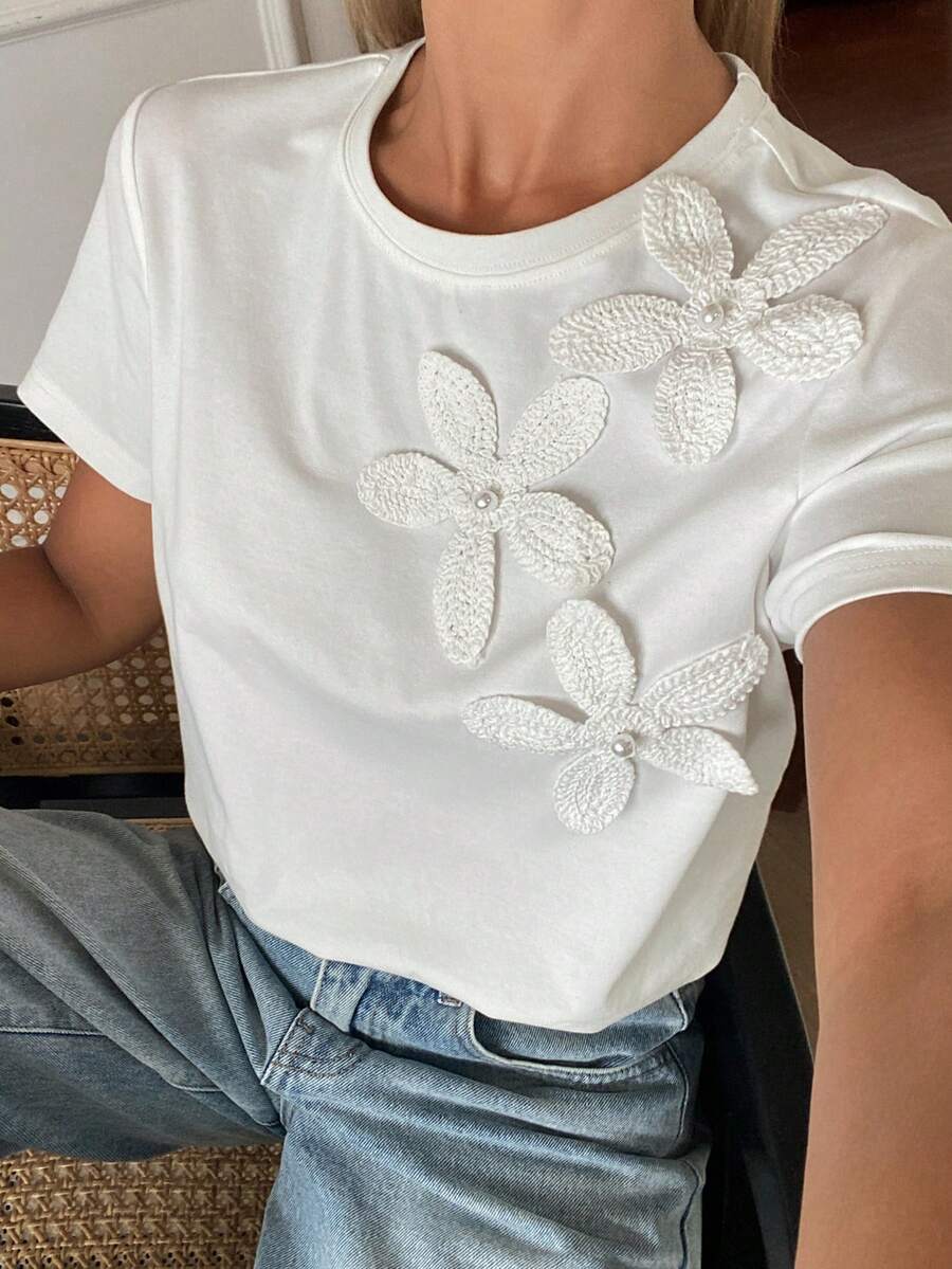 SHEIN DAZY تي شيرت أبيض بياقة دائرية مزين بزهور ثلاثية الأبعاد