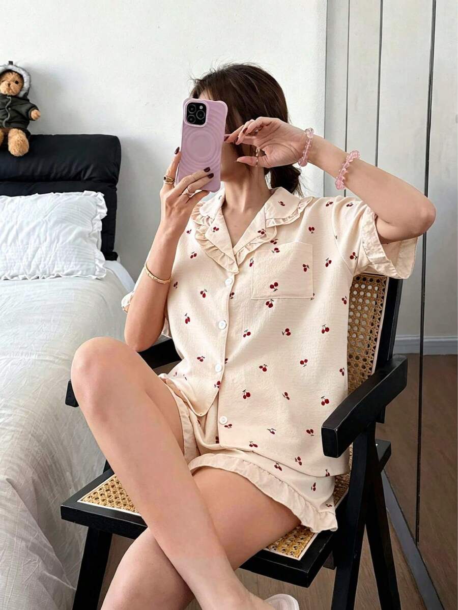 SHEIN Dreamivo طقم بيجامة قميص بأزرار وشورت بطبعة الكرز