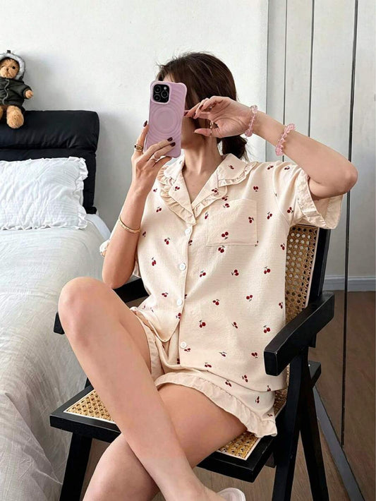 SHEIN Dreamivo طقم بيجامة قميص بأزرار وشورت بطبعة الكرز