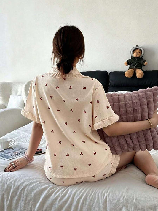 SHEIN Dreamivo طقم بيجامة قميص بأزرار وشورت بطبعة الكرز