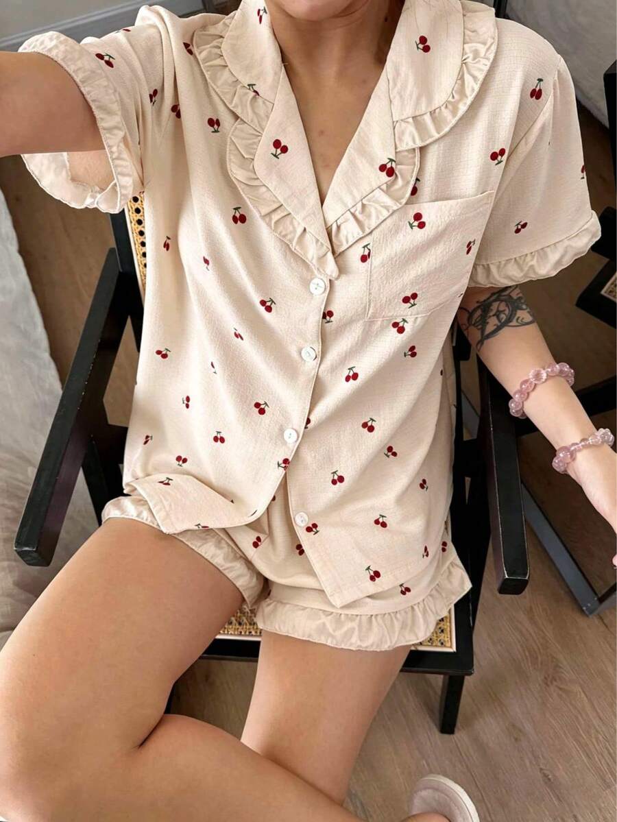 SHEIN Dreamivo طقم بيجامة قميص بأزرار وشورت بطبعة الكرز
