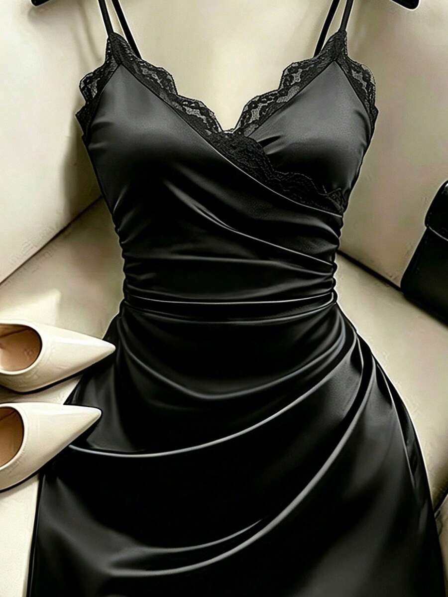 SHEIN FRANCLIA فستان أسود بتفاصيل من الدانتيل والكشكشة