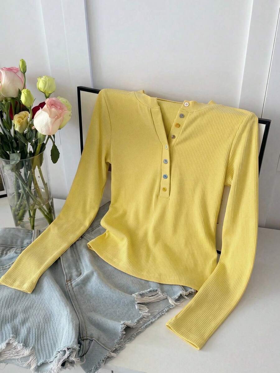 SHEIN DAZY تي شيرت أصفر ضيق بأكمام طويلة