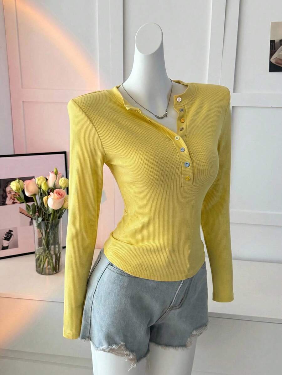SHEIN DAZY تي شيرت أصفر ضيق بأكمام طويلة