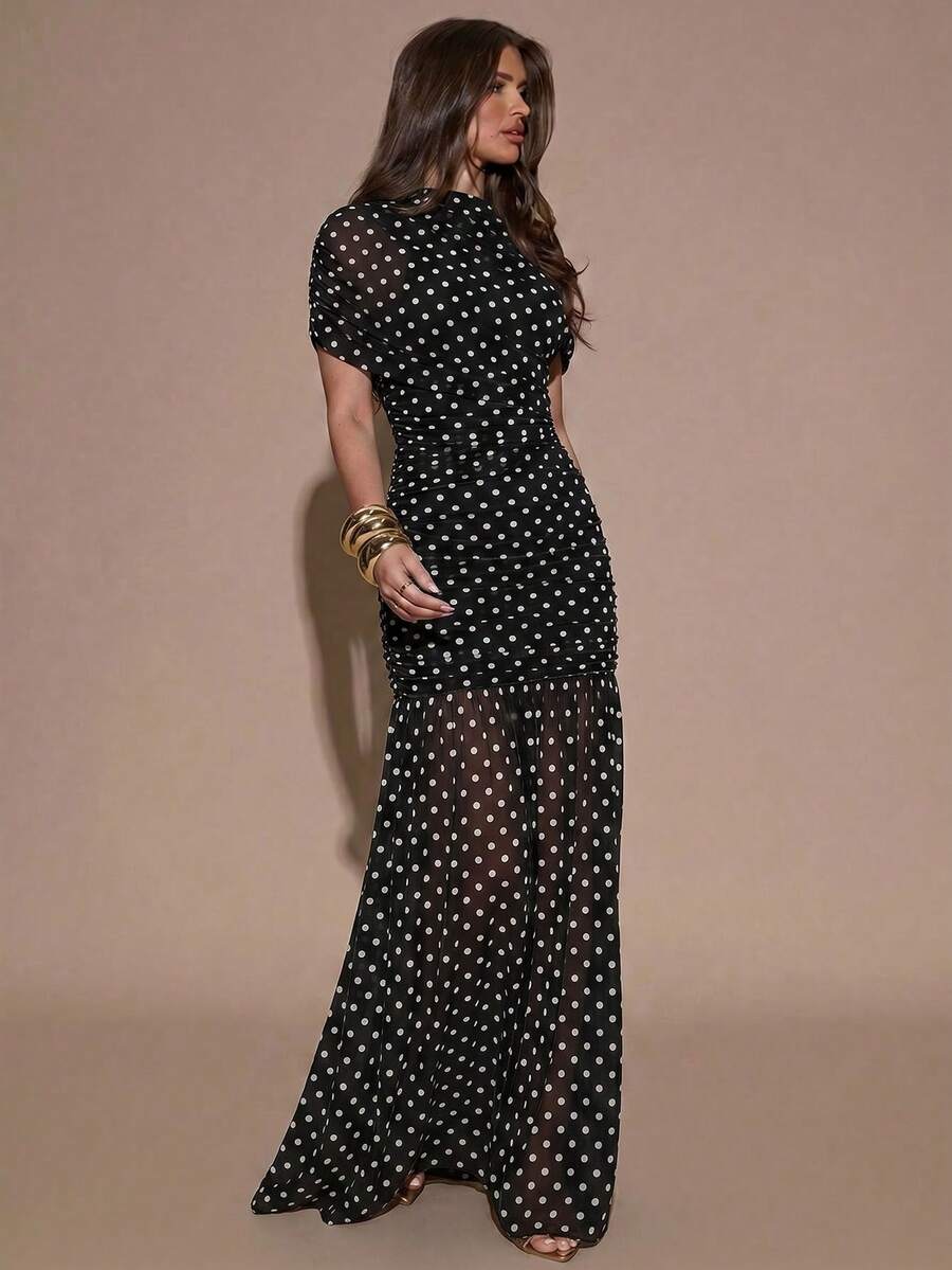 SHEIN BAE فستان أسود بنقشة بولكا دوت بيضاء بأكمام قصيرة وقصة ضيقة