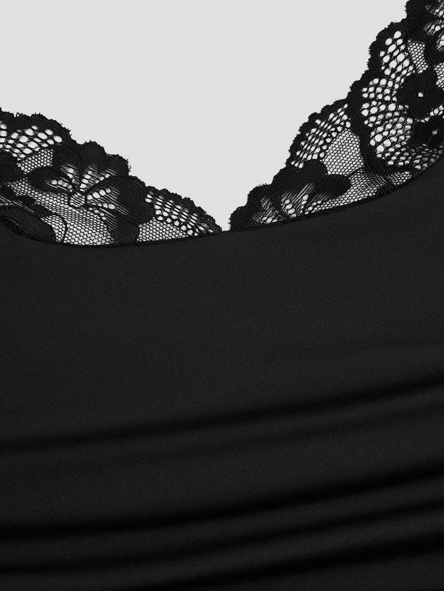 SHEIN Sweetra جمبسوت أسود بحمالات رفيعة بدون أكمام مع رقعة من الدانتيل