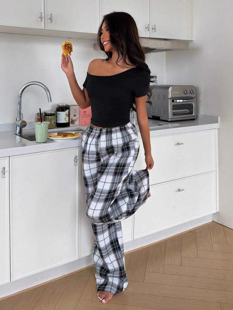SHEIN ZzzCrew طقم بيجامة قطعتين توب بكتف غير متماثل وبنطلون مربعات