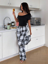 SHEIN ZzzCrew طقم بيجامة قطعتين توب بكتف غير متماثل وبنطلون مربعات