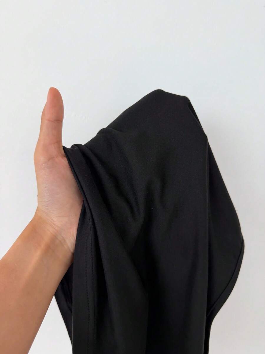 SHEIN ZzzCrew طقم بيجامة قطعتين توب بكتف غير متماثل وبنطلون مربعات