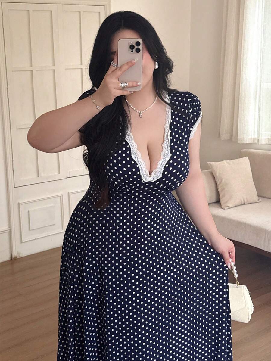 SHEIN Vibekara فستان للمقاس الكبير بطبعة منقطة ورقبة من الدانتيل