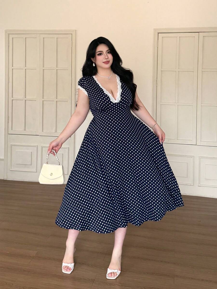 SHEIN Vibekara فستان للمقاس الكبير بطبعة منقطة ورقبة من الدانتيل
