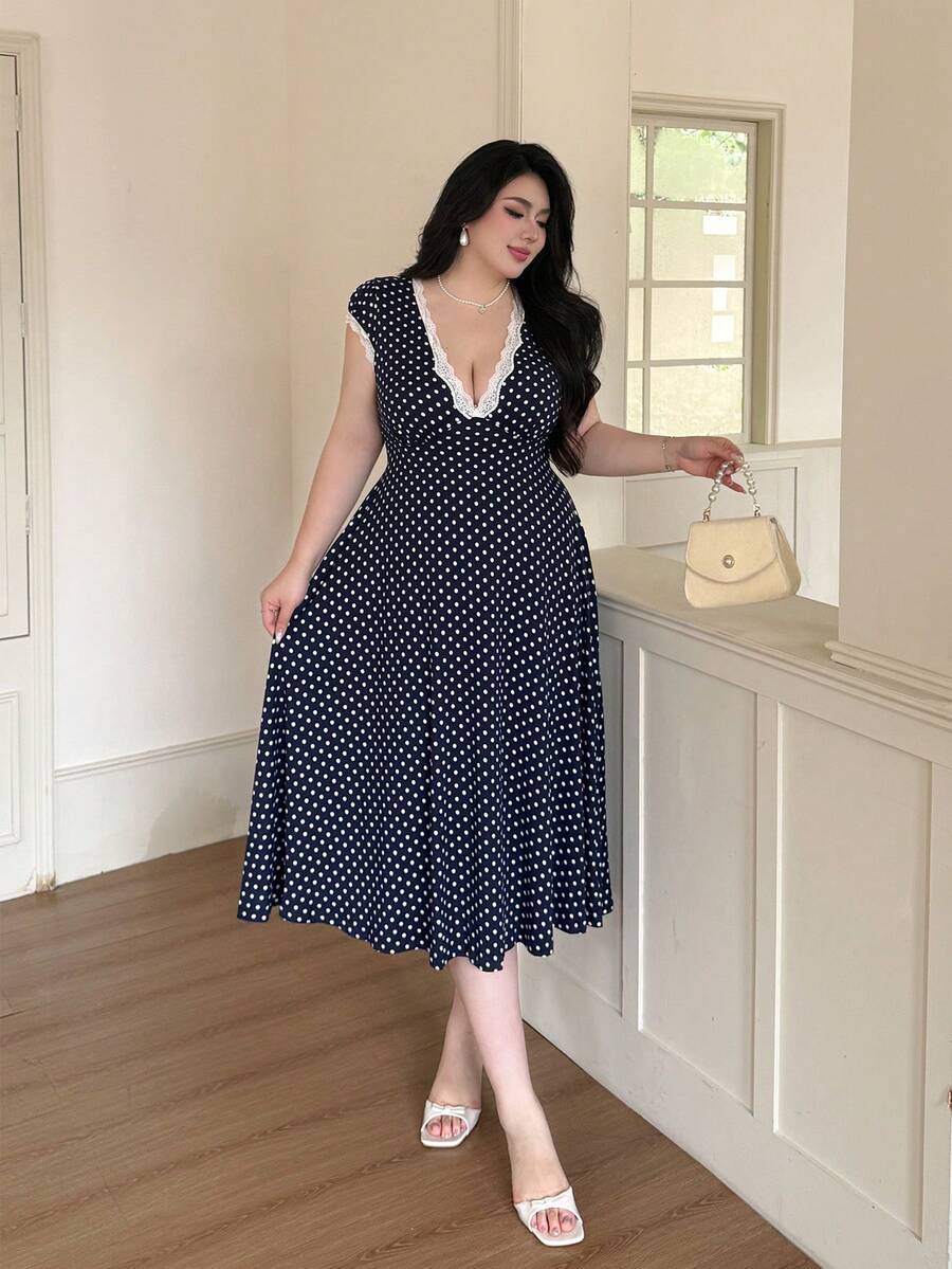 SHEIN Vibekara فستان للمقاس الكبير بطبعة منقطة ورقبة من الدانتيل