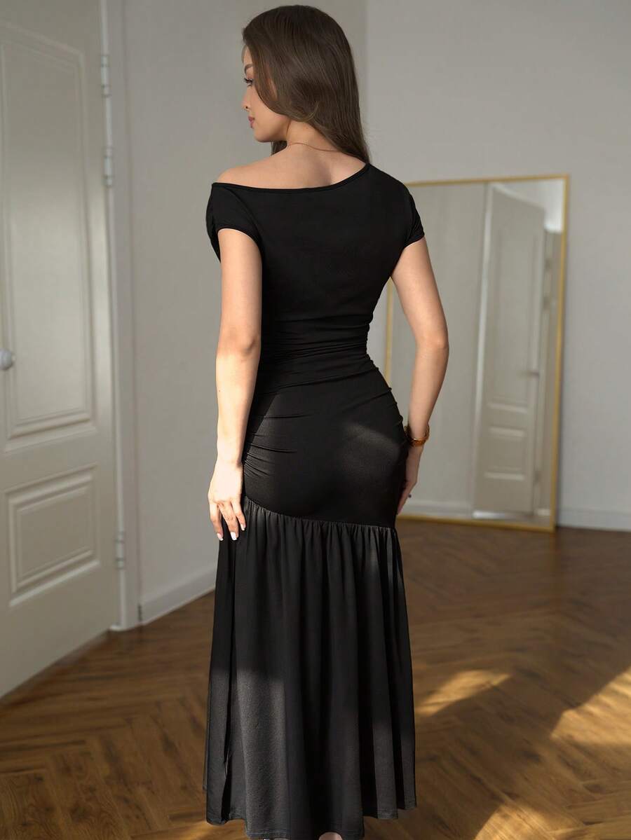 SHEIN Modelyn فستان أسود بذيل حورية وياقة غير متماثلة من الدانتيل والكشكشة