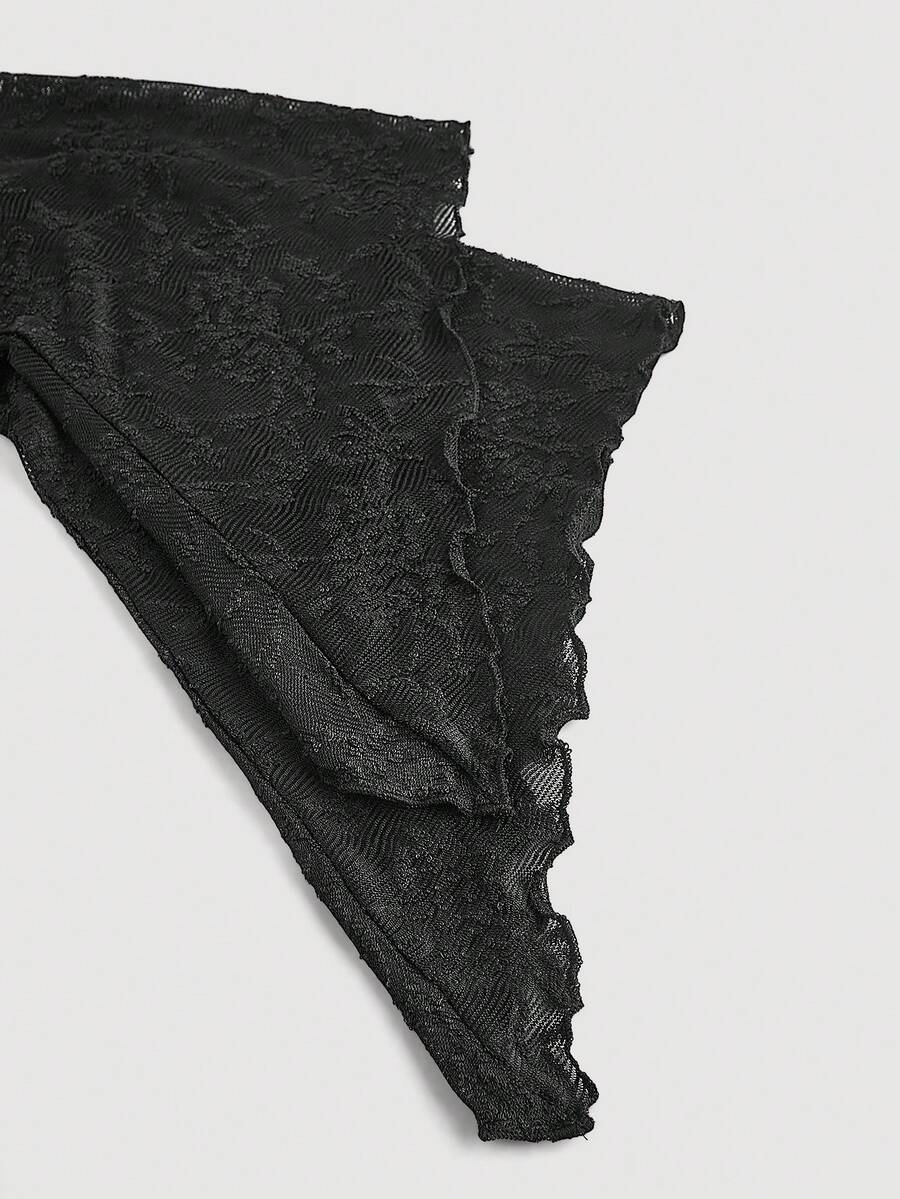 SHEIN MOD بلوزة سوداء بأكمام جرس وكشكشة كتف وذيل مزين بالدانتيل