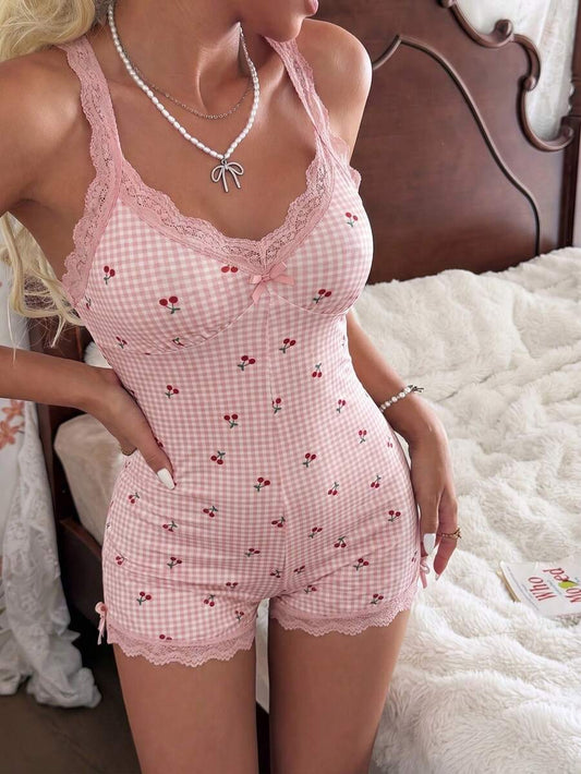 SHEIN CottageSlumber جمبسوت نوم نسائي مزين بشريط وردي ودانتيل وطبعة كرز