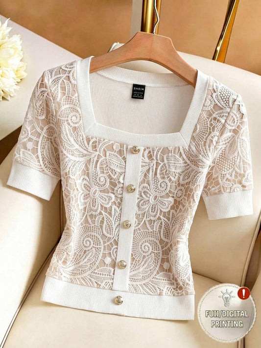 SHEIN Franclia تي شيرت أبيض بياقة مربعة وأزرار وطبعة زهور