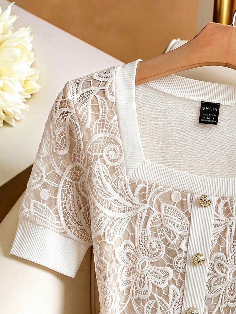 SHEIN Franclia تي شيرت أبيض بياقة مربعة وأزرار وطبعة زهور