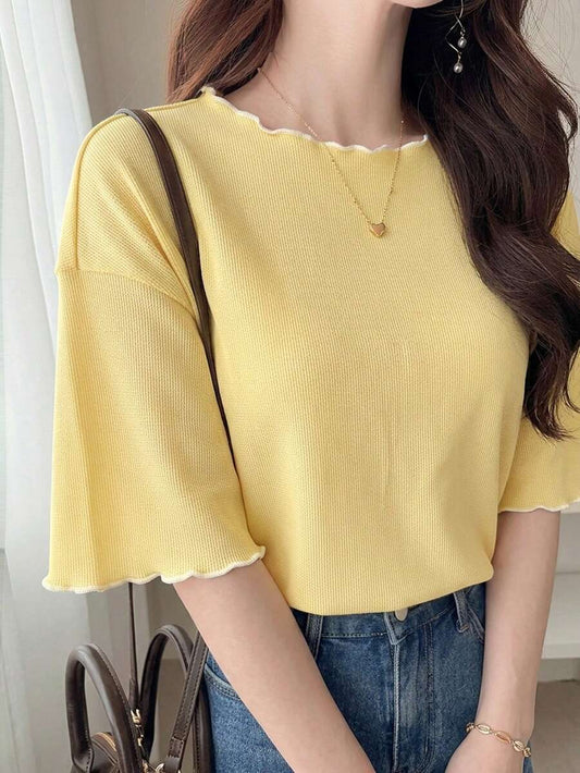 SHEIN FRIFUL تي شيرت أصفر بتصميم مخطط متموج وتريم متباين
