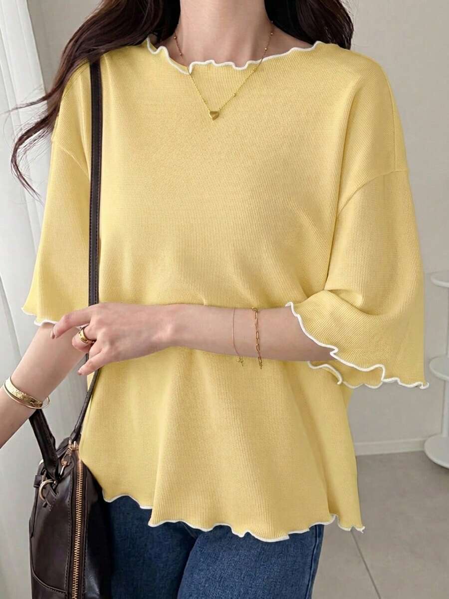 SHEIN FRIFUL تي شيرت أصفر بتصميم مخطط متموج وتريم متباين