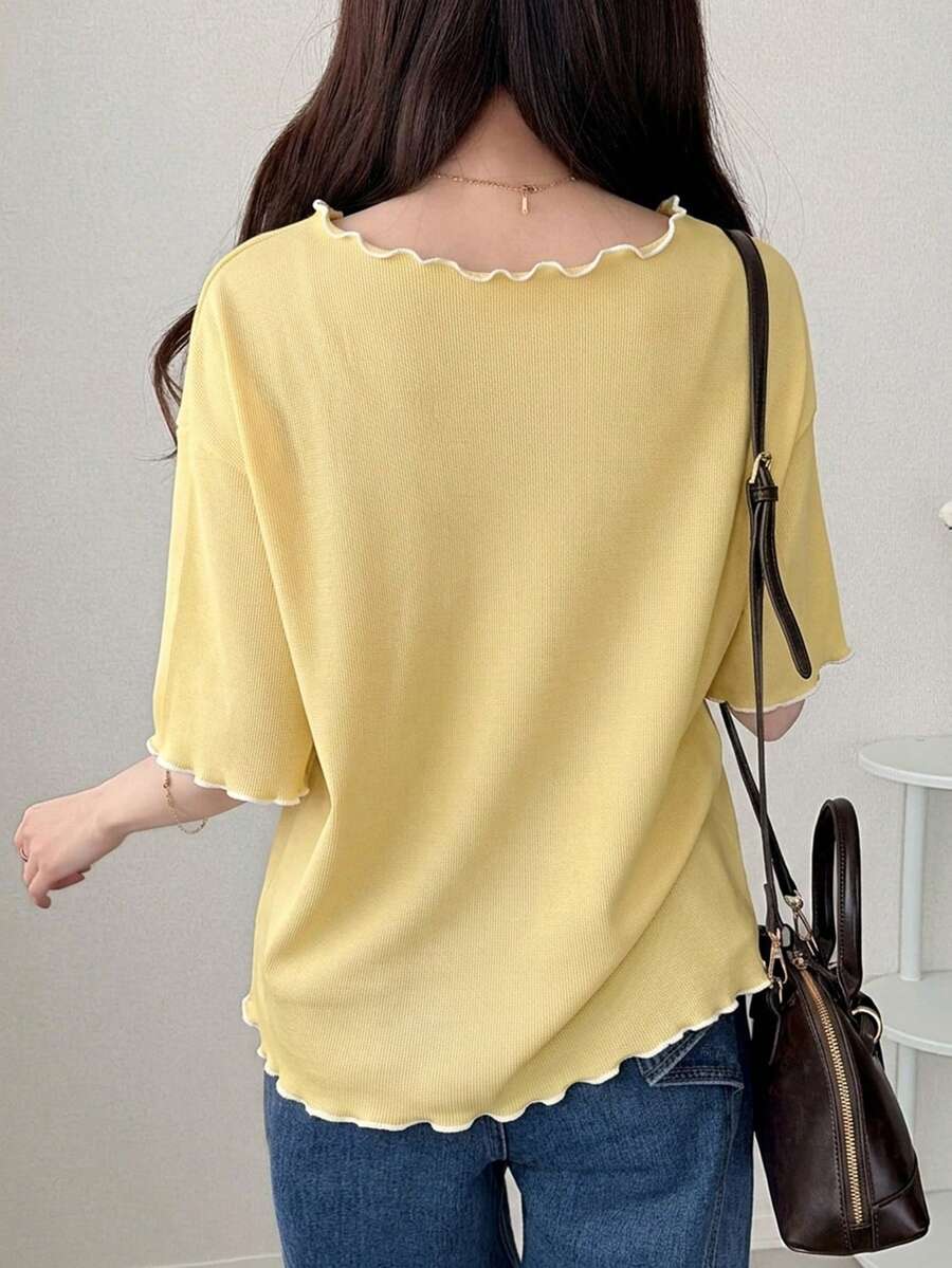 SHEIN FRIFUL تي شيرت أصفر بتصميم مخطط متموج وتريم متباين