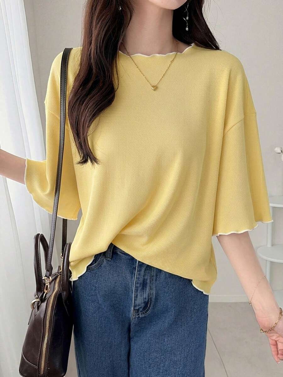 SHEIN FRIFUL تي شيرت أصفر بتصميم مخطط متموج وتريم متباين