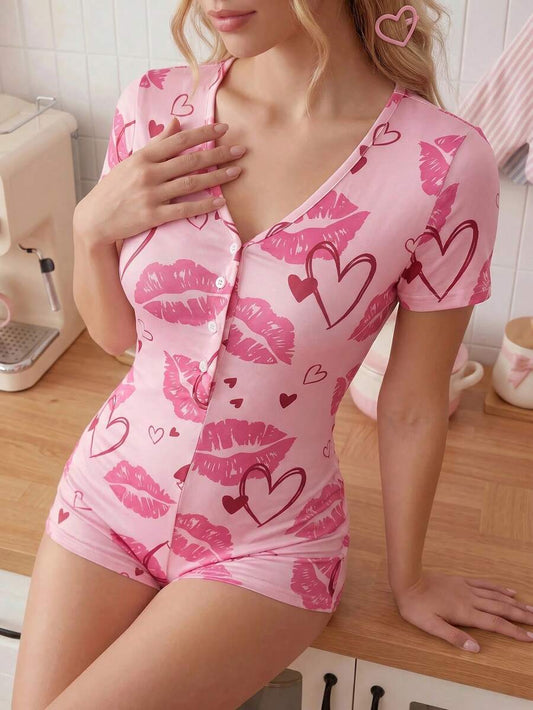 SHEIN SweetSlumber جمبسوت نوم بطبعة قلوب وشفاه باللونين الوردي والأحمر