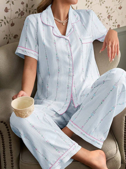 SHEIN CottageSlumber طقم بيجامة بأكمام قصيرة بطبعة زهور متناثرة وحواف مجعدة