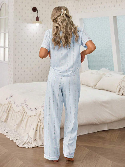 SHEIN CottageSlumber طقم بيجامة بأكمام قصيرة بطبعة زهور متناثرة وحواف مجعدة