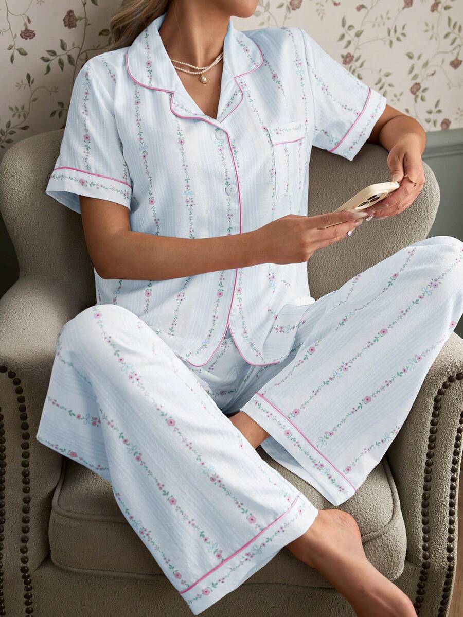 SHEIN CottageSlumber طقم بيجامة بأكمام قصيرة بطبعة زهور متناثرة وحواف مجعدة
