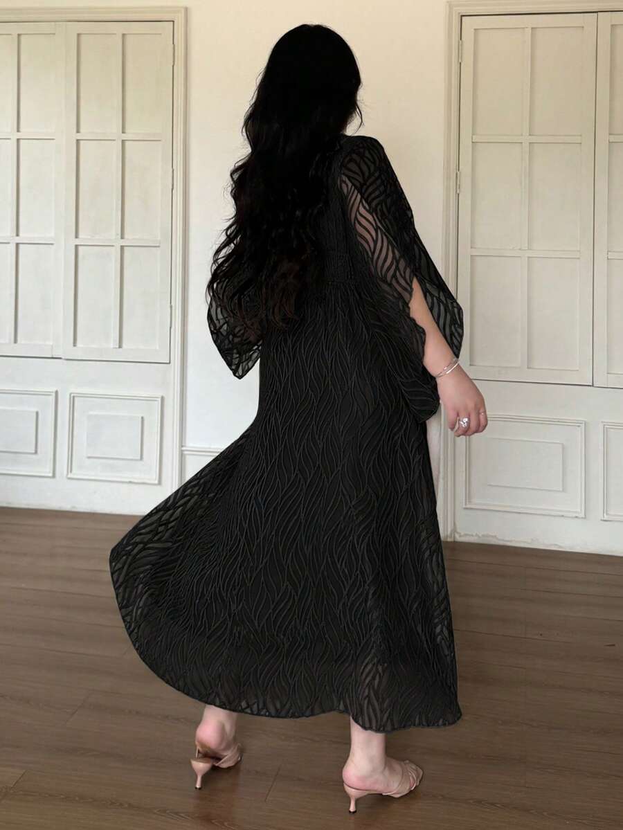 SHEIN Vibekara فستان أسود للمقاس الكبير بأكمام جرس وحافة مكشكشة من قماش الجاكار