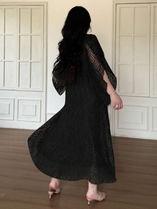 SHEIN Vibekara فستان أسود للمقاس الكبير بأكمام جرس وحافة مكشكشة من قماش الجاكار